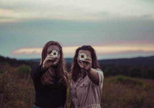 Mơ thấy chị em gái mang ý nghĩa gì? Hai chị em là số gì?