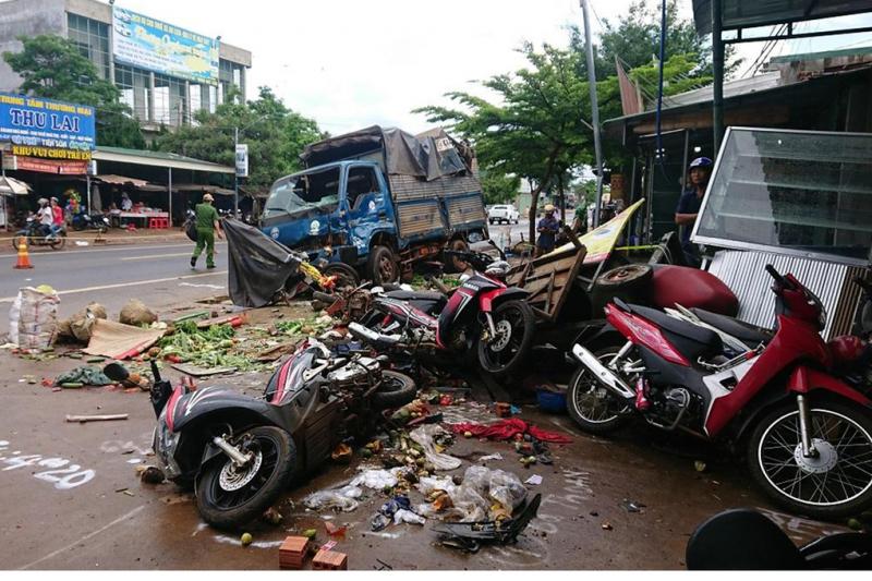 Buổi sáng tang thương trước cổng chợ