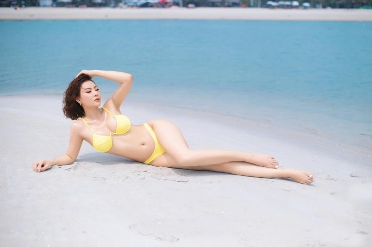 Xả vai \'vợ\' Tuấn Tú, Thanh Hương diện bikini nóng bỏng, tạo dáng như người mẫu