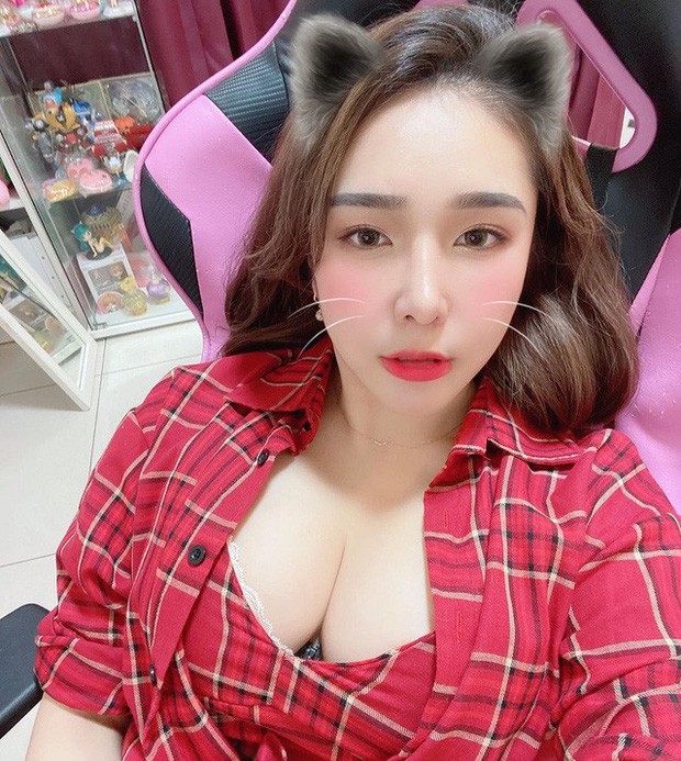 Cố ý khoe vòng 1 gợi cảm trên sóng để câu kéo người xem, nữ streamer xinh đẹp suýt mất kênh vĩnh viễn