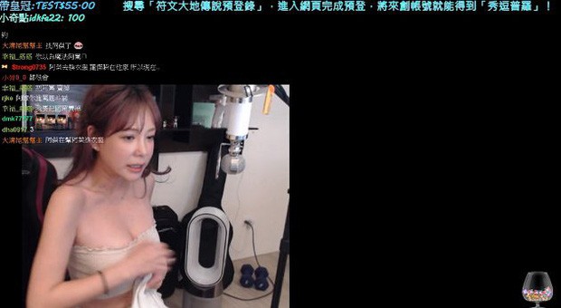Nữ Streamer cởi áo ngay trên sóng khi bị Fan chê mặc áo xấu