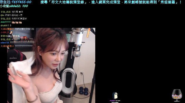 Nữ Streamer cởi áo ngay trên sóng khi bị Fan chê mặc áo xấu